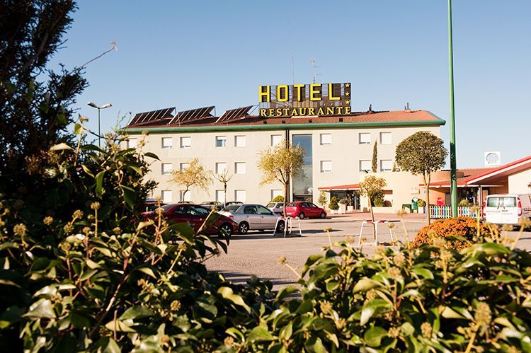 Hotel Rey Arturo Burgos Villagonzalo Pedernales Esterno foto